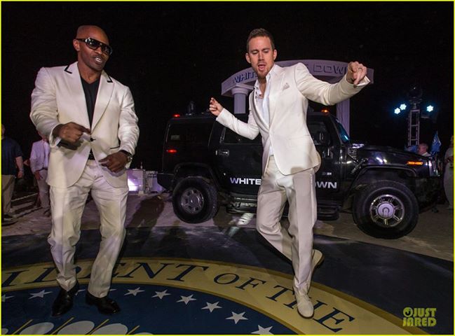 Jamie Foxx and Channing Tatum dancing on a blow-up of the Presidential seal to promote White House Down