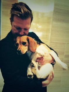 David Leitch kisses the beagle Daisy from the movie John Wickon the head