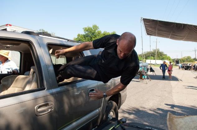 Jason Statham practicing jumping out of the van in Parker