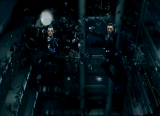 backwards fall while shooting stunt by the two Alices in Resident Evil Afterlife REAL: 3D